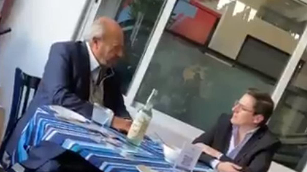 Pemex destituye a coordinador por reunión con Romero Deschamps