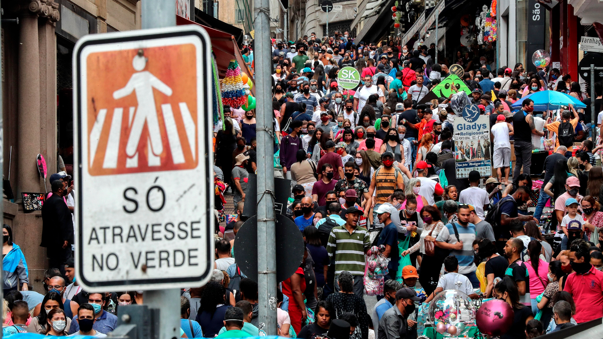 Brasil supera las 150 mil muertes por COVID-19 en medio de la indiferencia oficial y social