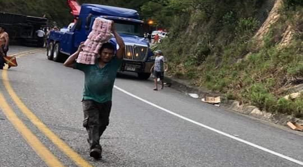 Rapiñan en carretera de Chiapas tráiler accidentado de Lala 