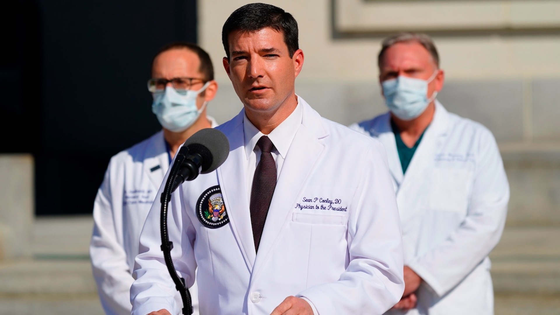 Puede que Trump todavía no esté completamente fuera de peligro, asegura su médico