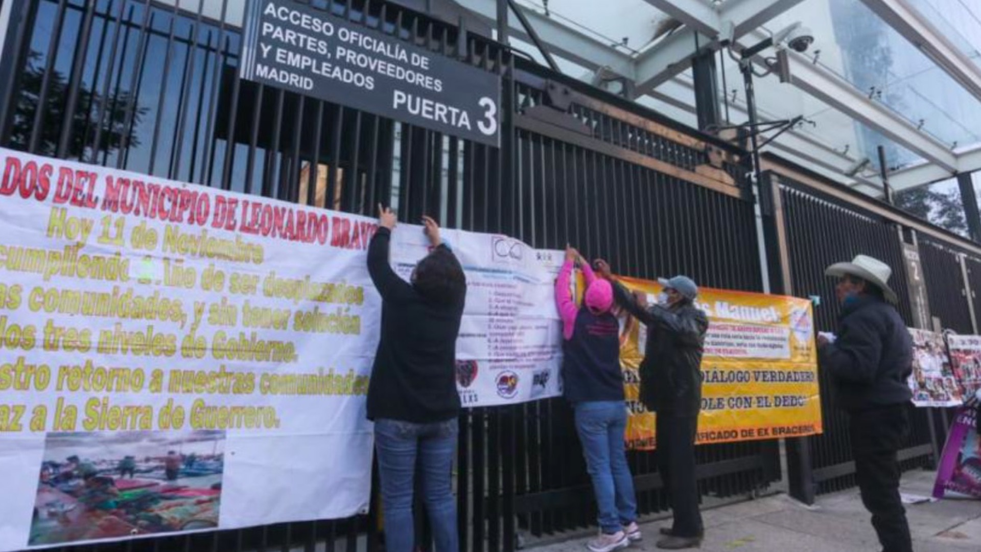 #Video Se enfrentan trabajadores del Senado con manifestantes que protestaban en las inmediaciones de la Cámara