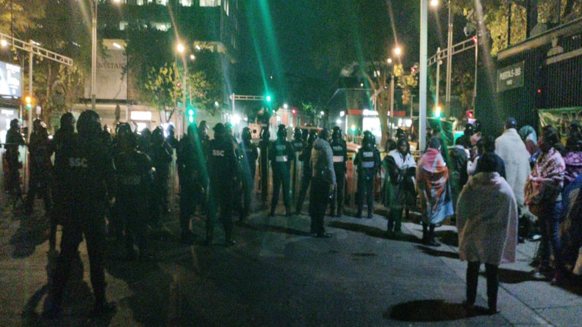 Arriban policías al Senado; manifestantes que se oponen a desaparición de fideicomisos temen desalojo