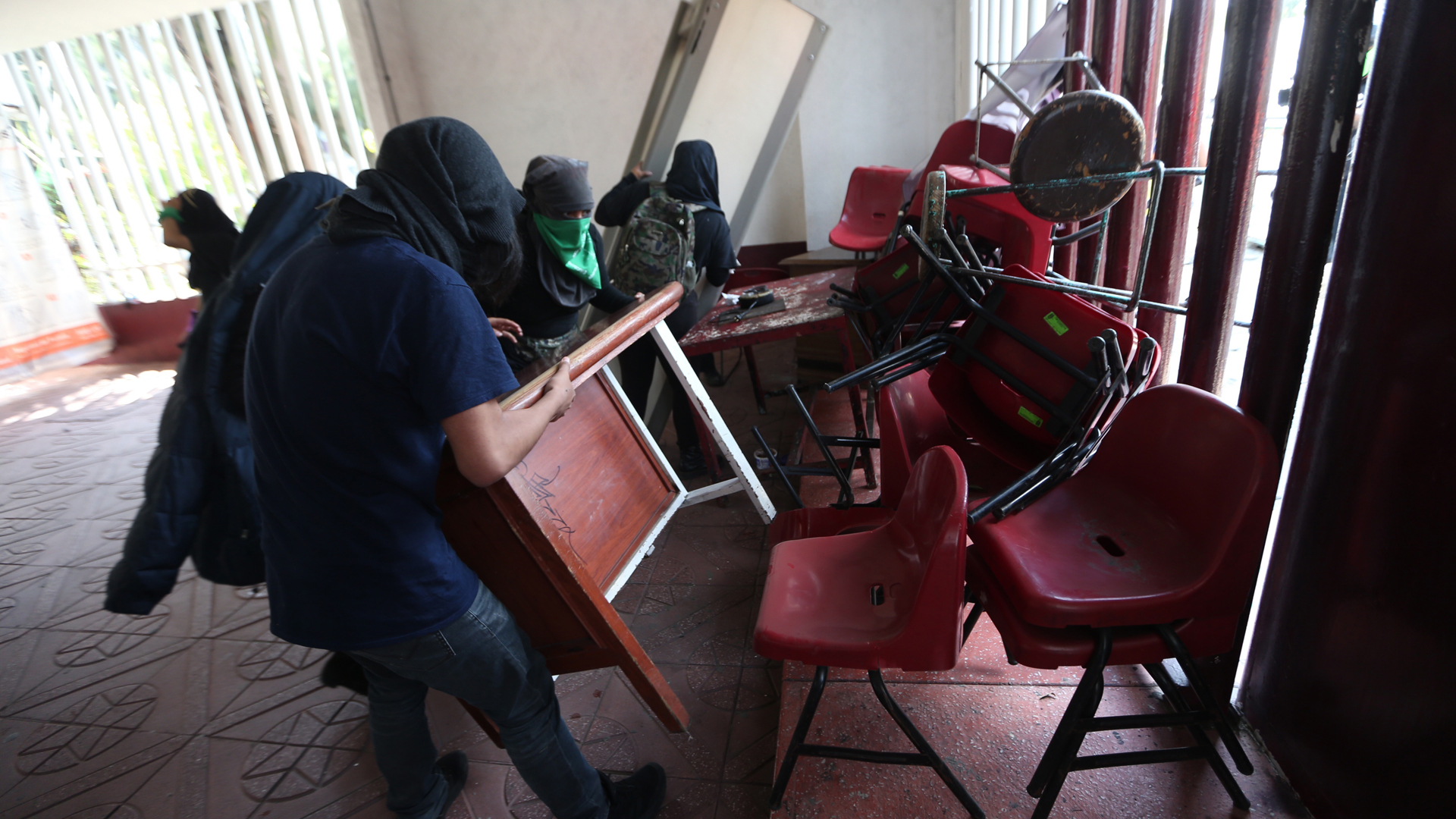 Condena IPN destrozos en CECyT 4 causados por encapuchadas - sillas-e-inmobiliario-del-ipn-destrozados-por-encapuchadas