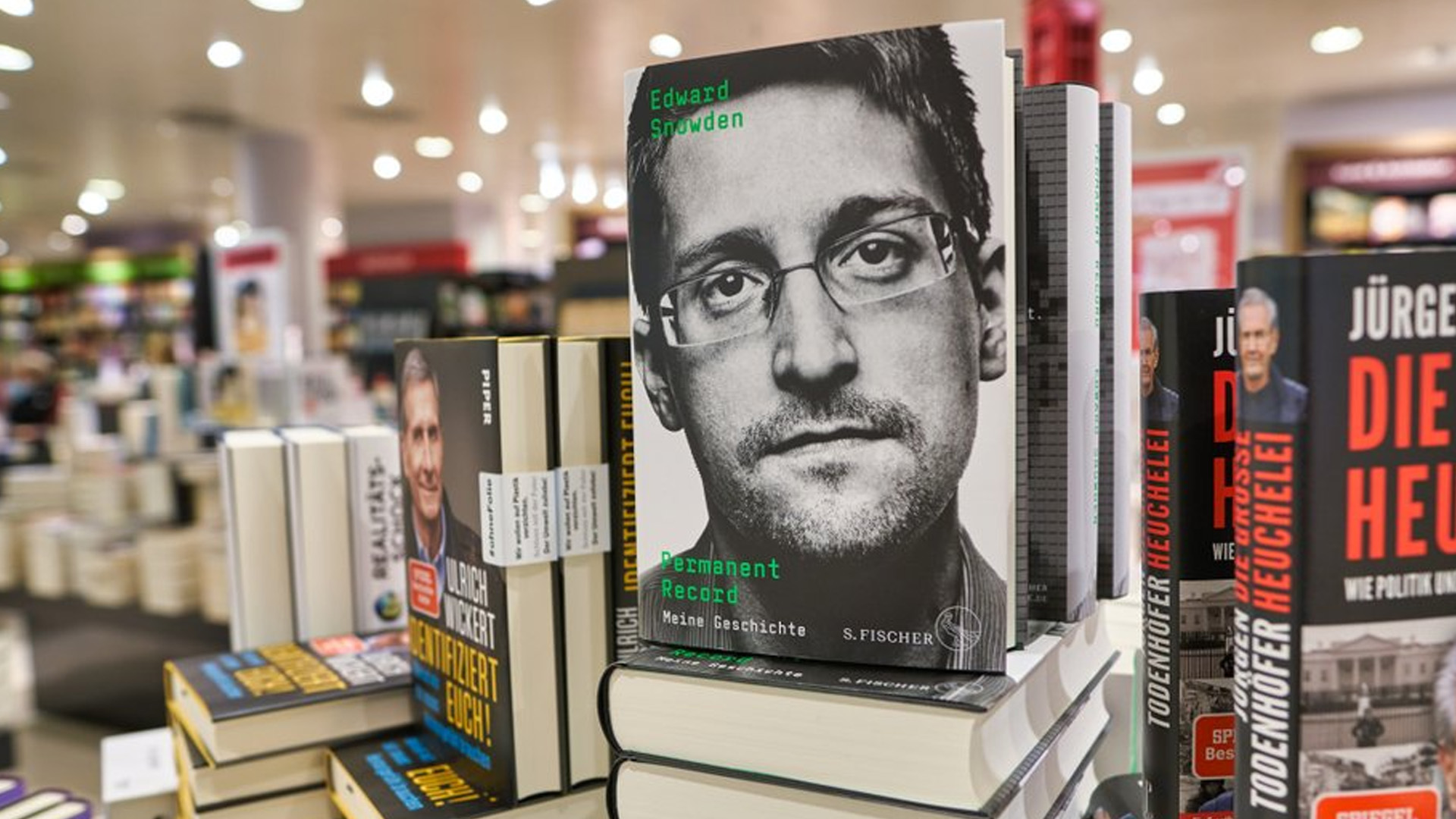 Condenan a Edward Snowden a pagar 5 mdd por ingresos de su libro ‘Vigilancia Permanente’