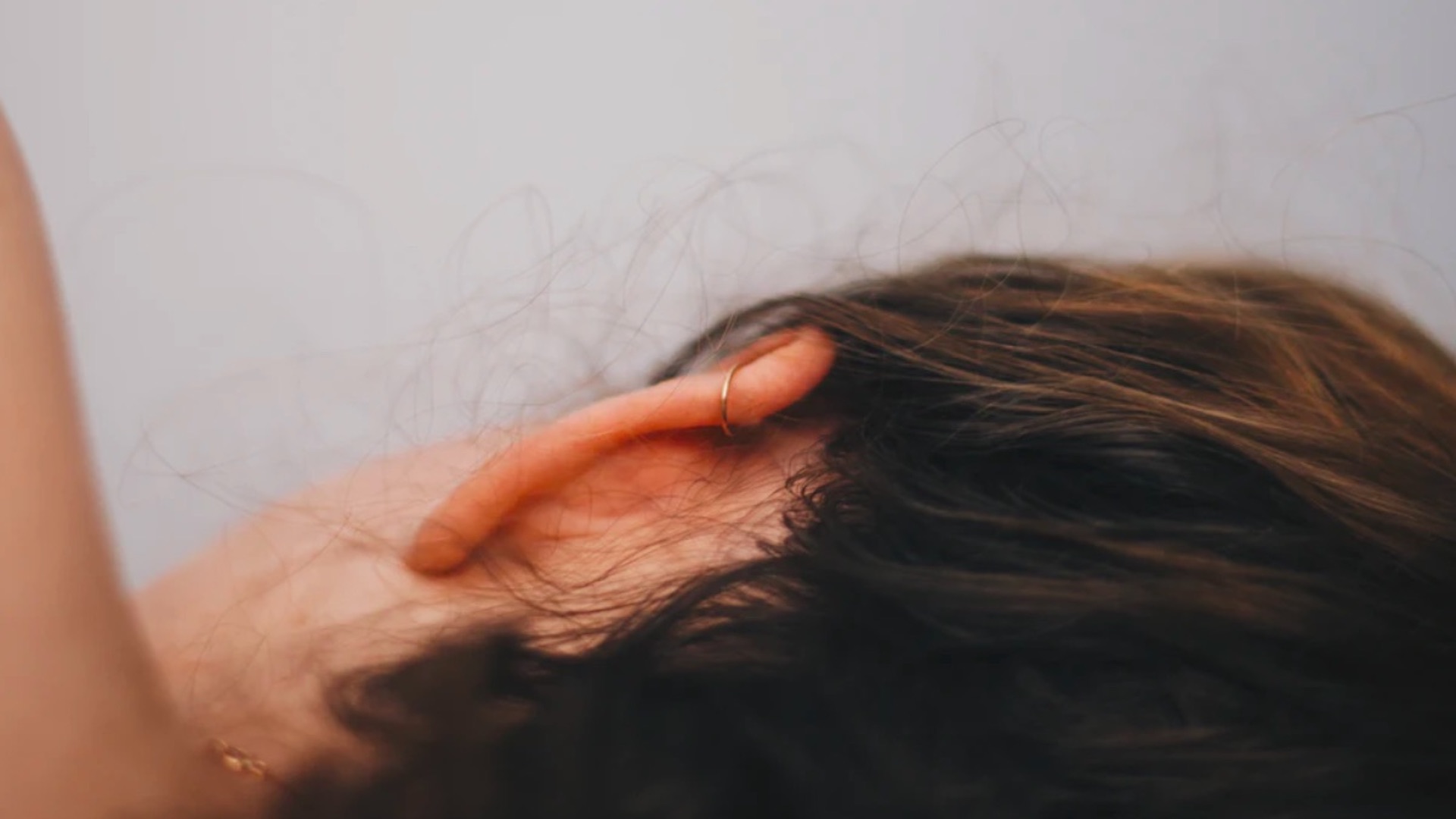 Nuevo estudio revela que el COVID-19 podría provocar sordera