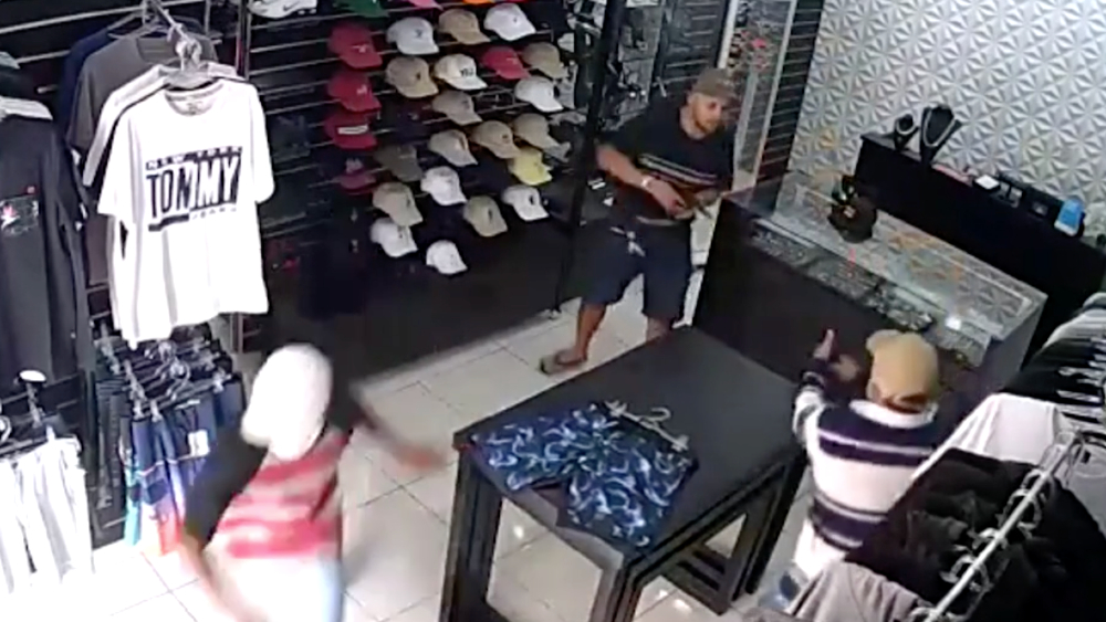 #Video Comerciante mata a tres delincuentes tras intento de asalto en Brasil #Video Comerciante mata a tres delincuentes tras intento de asalto en Brasil