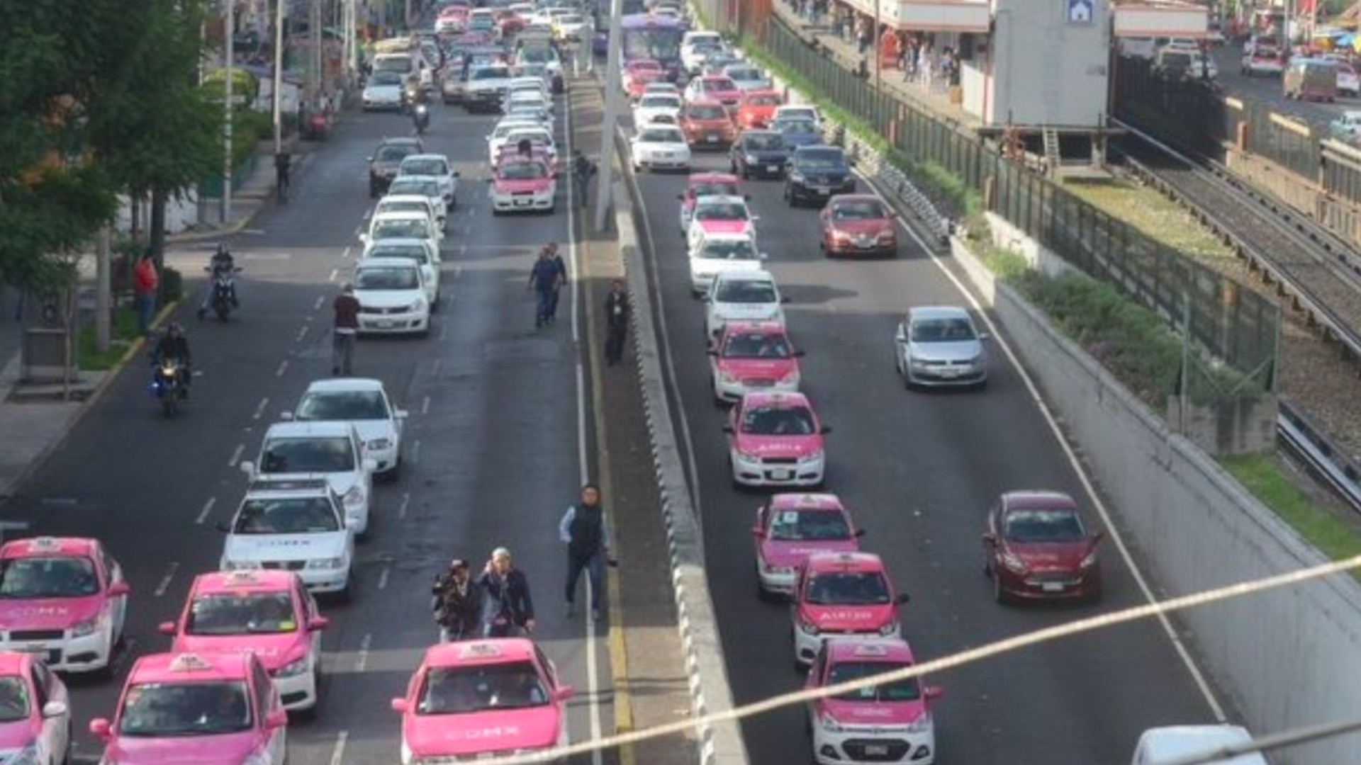 Taxistas protestan en la Ciudad de México; caravanas arriban a inmediaciones del Ángel de la Independencia