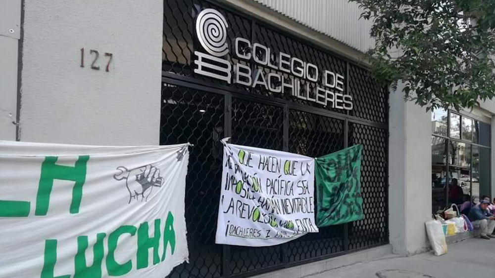Embozadas abandonan oficinas del Colegio de Bachilleres en Fray Servando