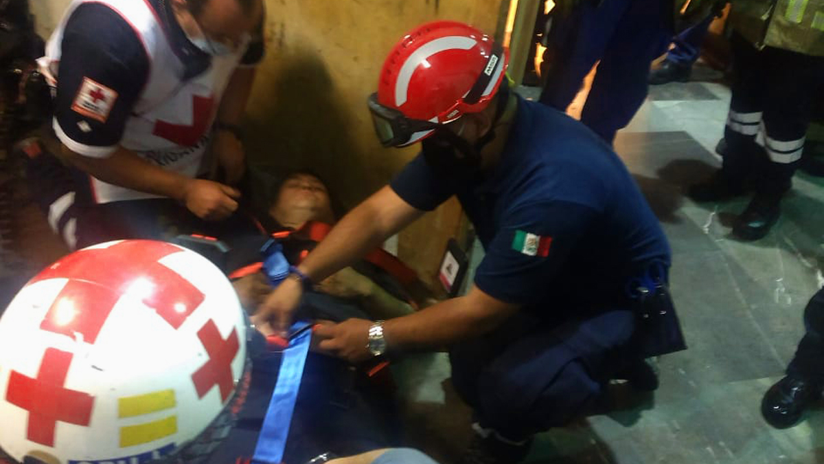 #Video Rescatan a empleado del Metro prensado en escaleras eléctricas