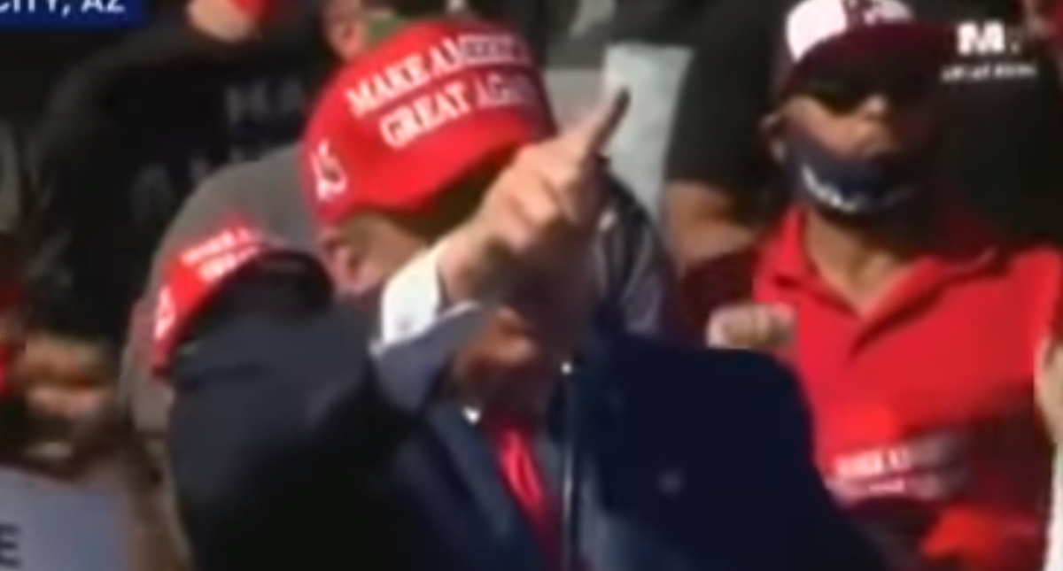 Avión de combate lanza bengalas a aeronave civil por violar espacio aéreo durante mitin de Trump