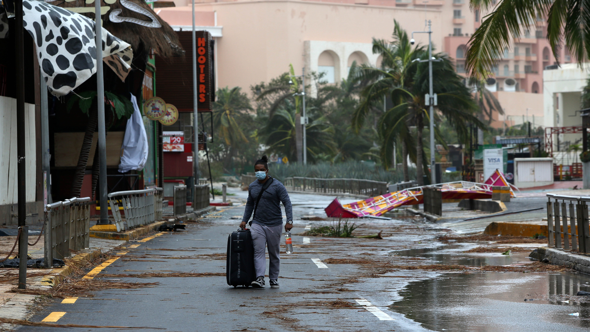 Huracán Delta continúa avance hacia EE.UU.; podría retomar categoría 4 - turista-en-calle-afectada-por-delta-en-cancun