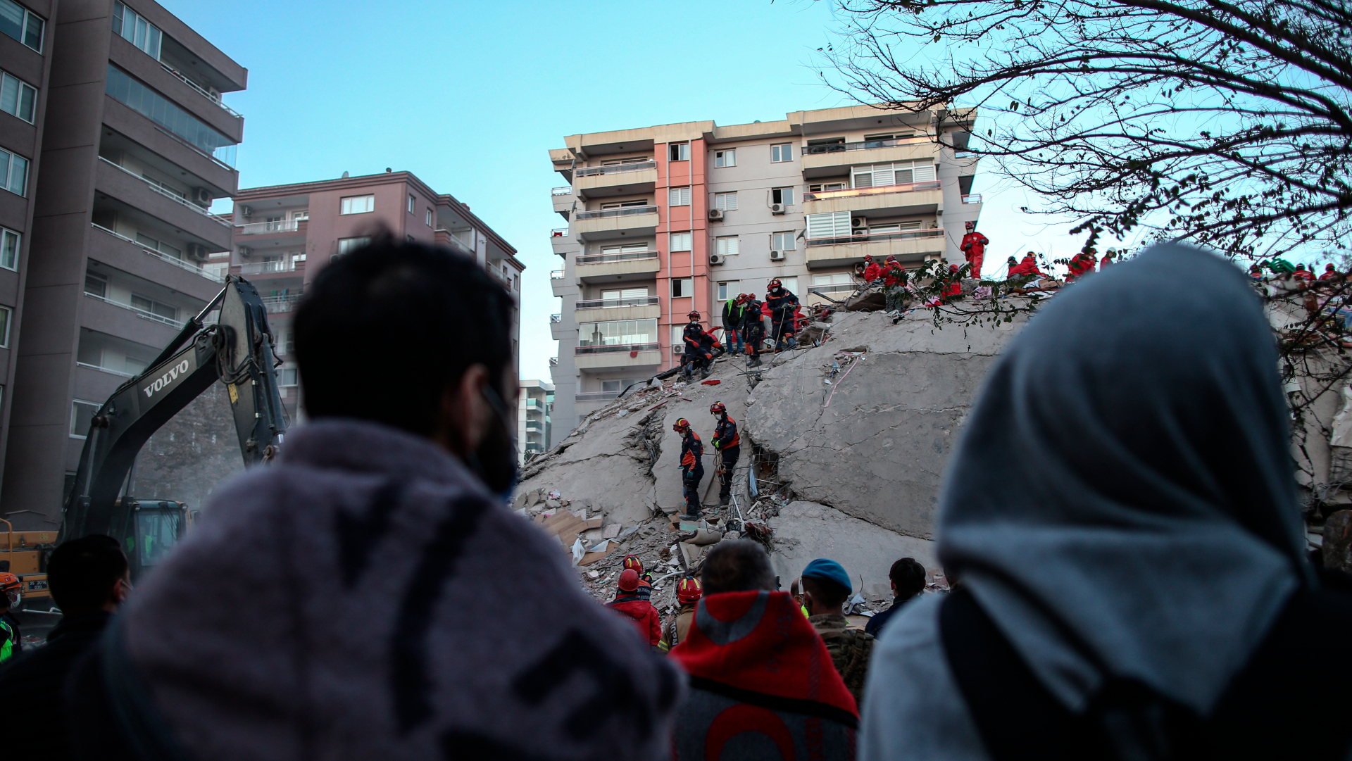 Terremoto dejó 41 muertos y Turquía teme un centenar más bajo los escombros