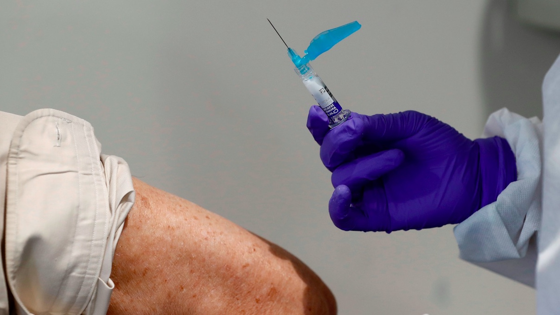 Gente joven tendrá que esperar hasta 2022 para vacunarse contra COVID-19