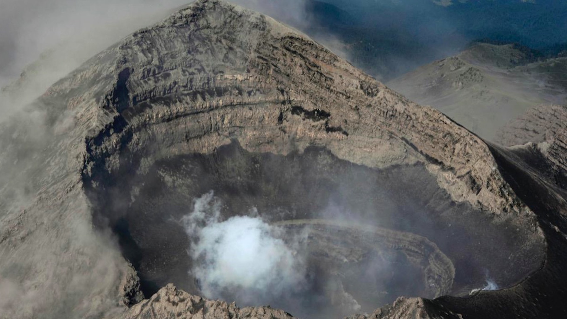 Descartan cambios significativos tras sobrevuelo sobre cráter del volcán Popocatépetl