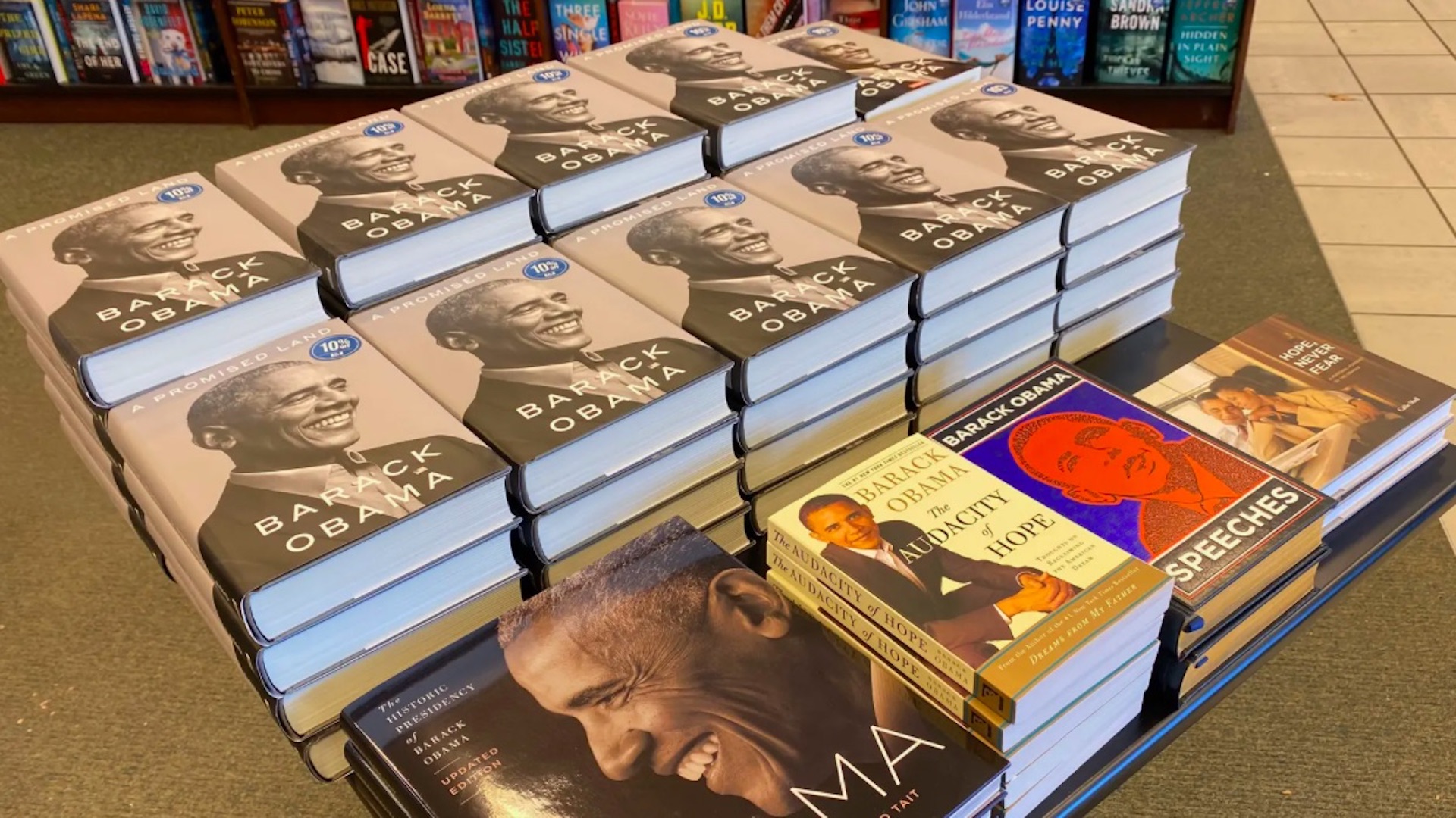 Nuevo libro de memorias de Barack Obama vende casi 900 mil copas en 24 horas