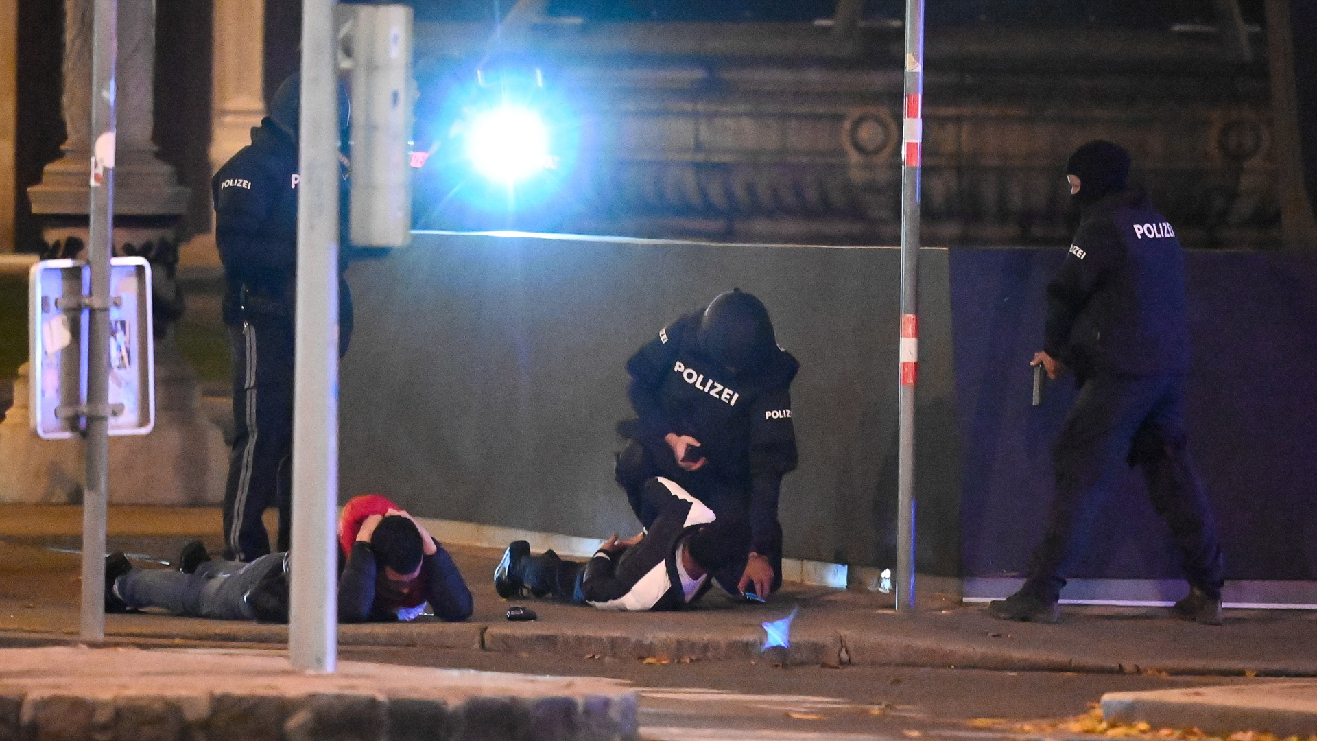 Califican de 'atentados terroristas' ataques en Viena que dejaron dos muertos - accion-policial-en-viena