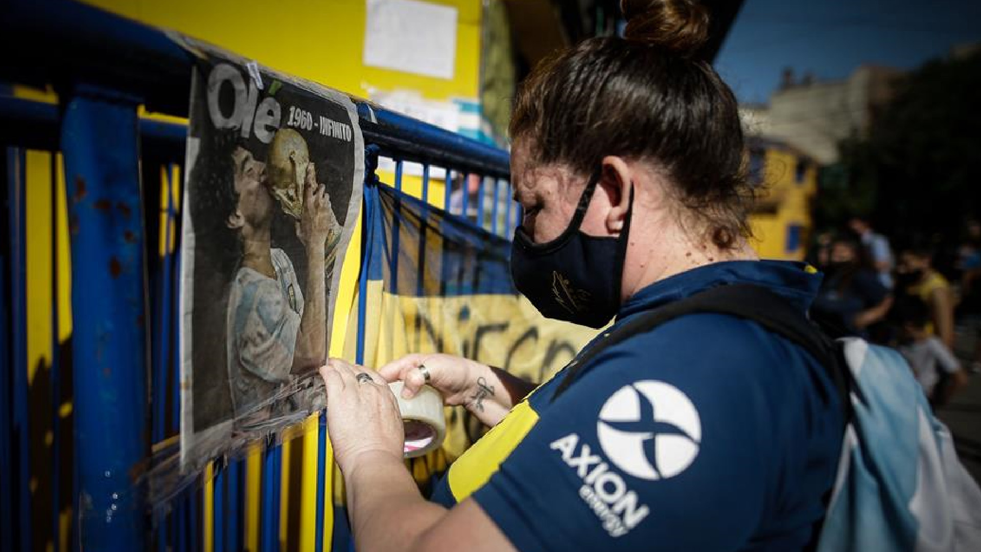 Policía de Buenos Aires registra bienes de empleados que se tomaron foto con cadáver de Maradona - aficionados-de-maradona-hicieron-un-altar-en-su-honor-afuera-de-la-bombonera-foto-efe