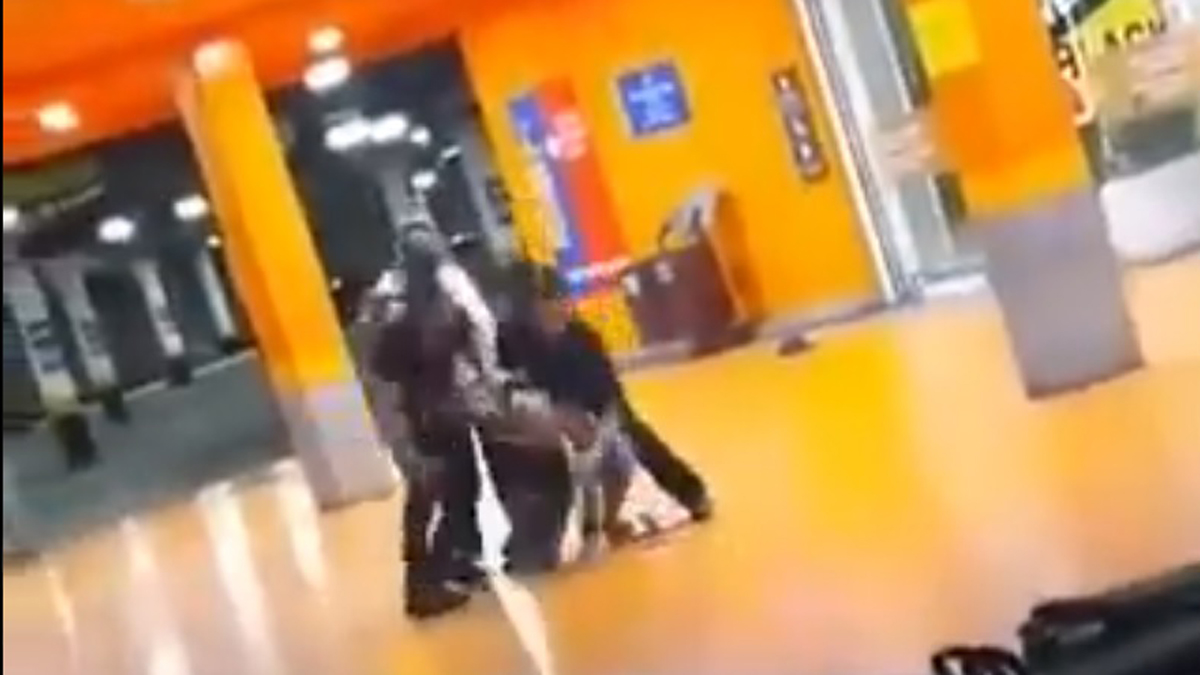 #Video Asesinan agentes de seguridad en Brasil a hombre negro afuera de supermercado