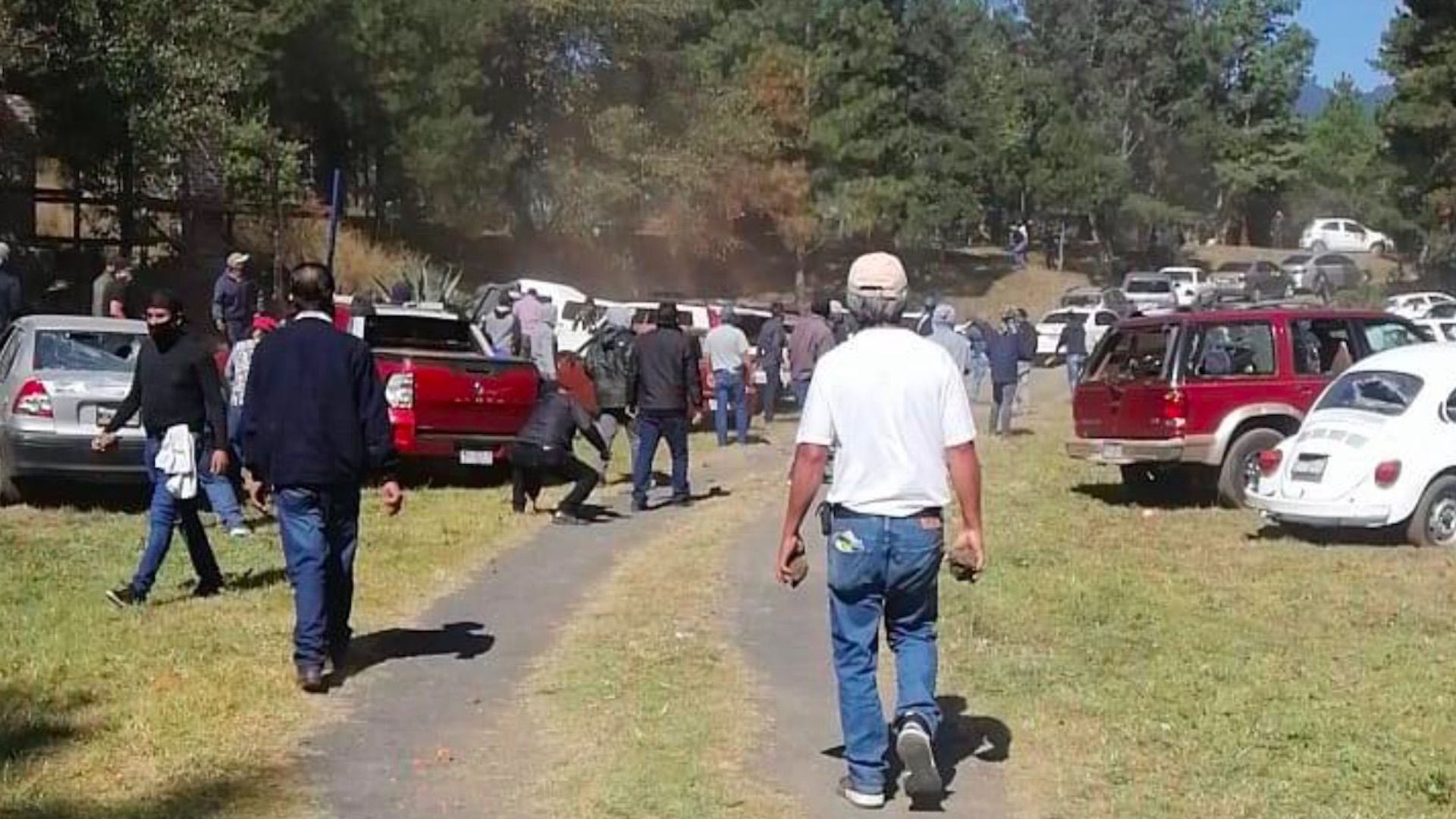 #Video Al menos 15 heridos por enfrentamiento entre grupos de la CNTE en Paracho, Michoacán