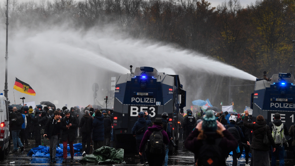 Policía alemana carga contra una protesta violenta por las restricciones