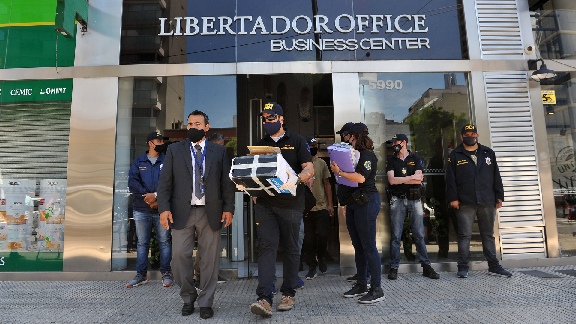 Médico niega responsabilidad en muerte de Maradona; afirma que "era su amigo" - allanamiento-de-consultorio-de-luque