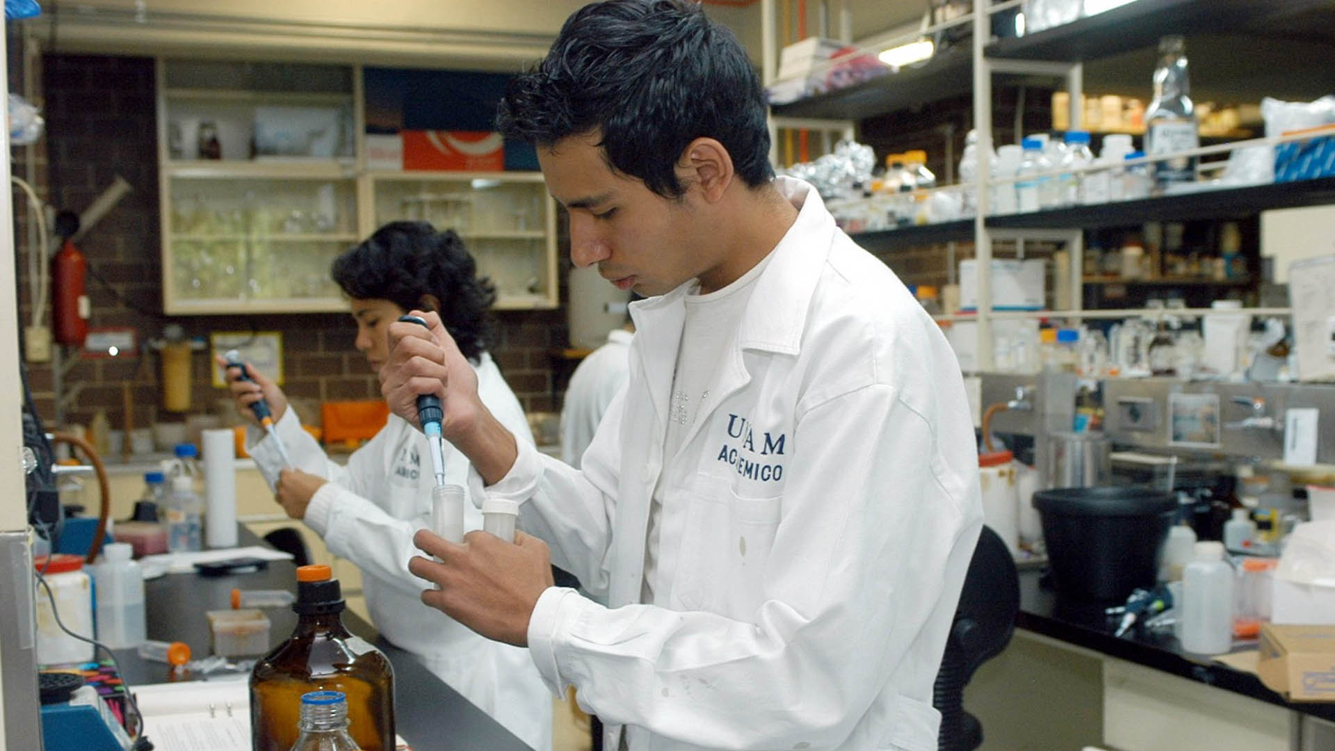 UNAM iniciaría regreso a clases en semáforo amarillo, adelanta el rector Enrique Graue - alumnos-de-la-unam-que-realizan-practicas-de-laboratorio