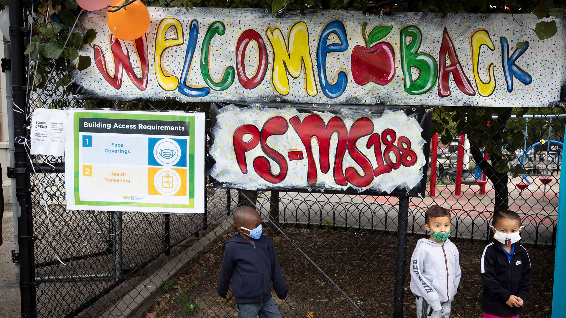 Nueva York da marcha atrás y reabrirá escuelas pese a COVID-19