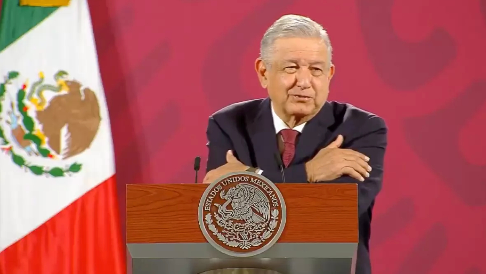 Llevan serenata a AMLO por cumpleaños 67; “amor con amor se paga”, afirma el presidente