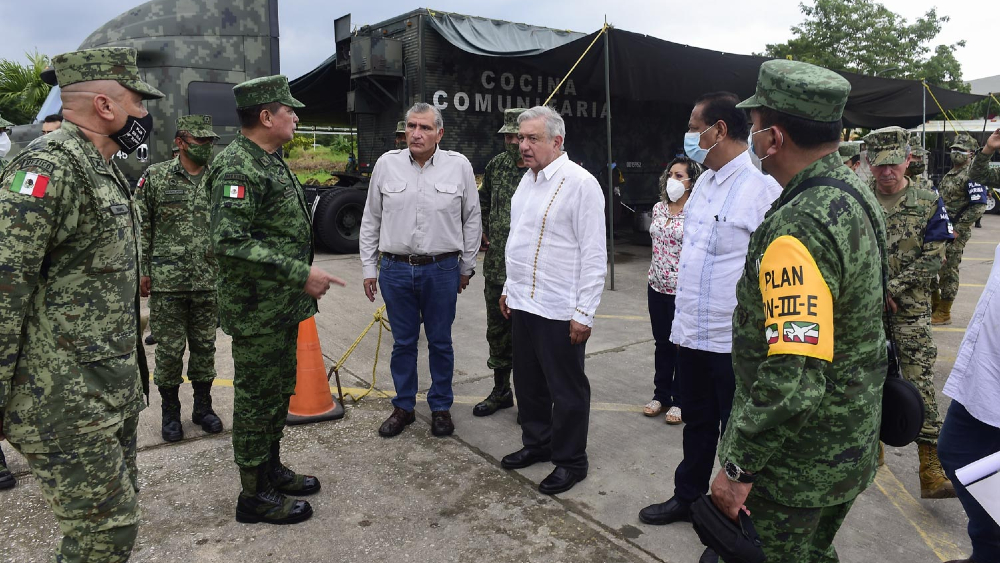 “Se va a ayudar a todos los damnificados”, promete López Obrador a afectados por inundaciones en el sureste