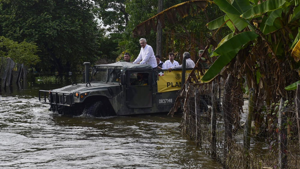 “No me puedo mojar nada más por la foto”: AMLO afirma que tiene que cuidar su salud