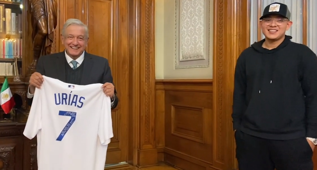 López Obrador recibe en Palacio Nacional a Julio Urías; entrega al presidente camiseta autografiada