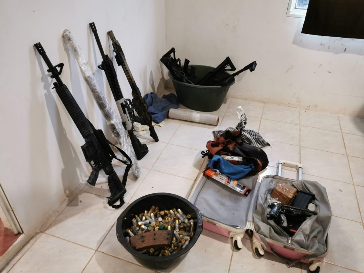 Decomisan en Chiapas arsenal y detienen a dos presuntos traficantes de Sinaloa - armas-y-casquillos-asegurados-en-chiapas