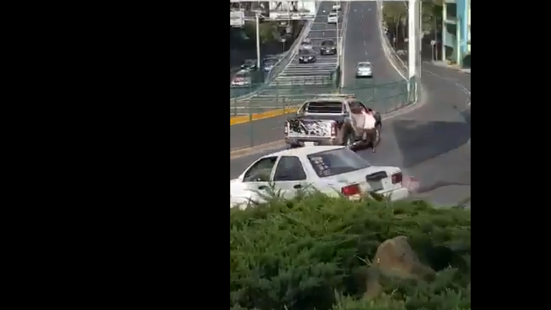 #Video Arrolla automovilista a mujer en CDMX; después se da a la fuga