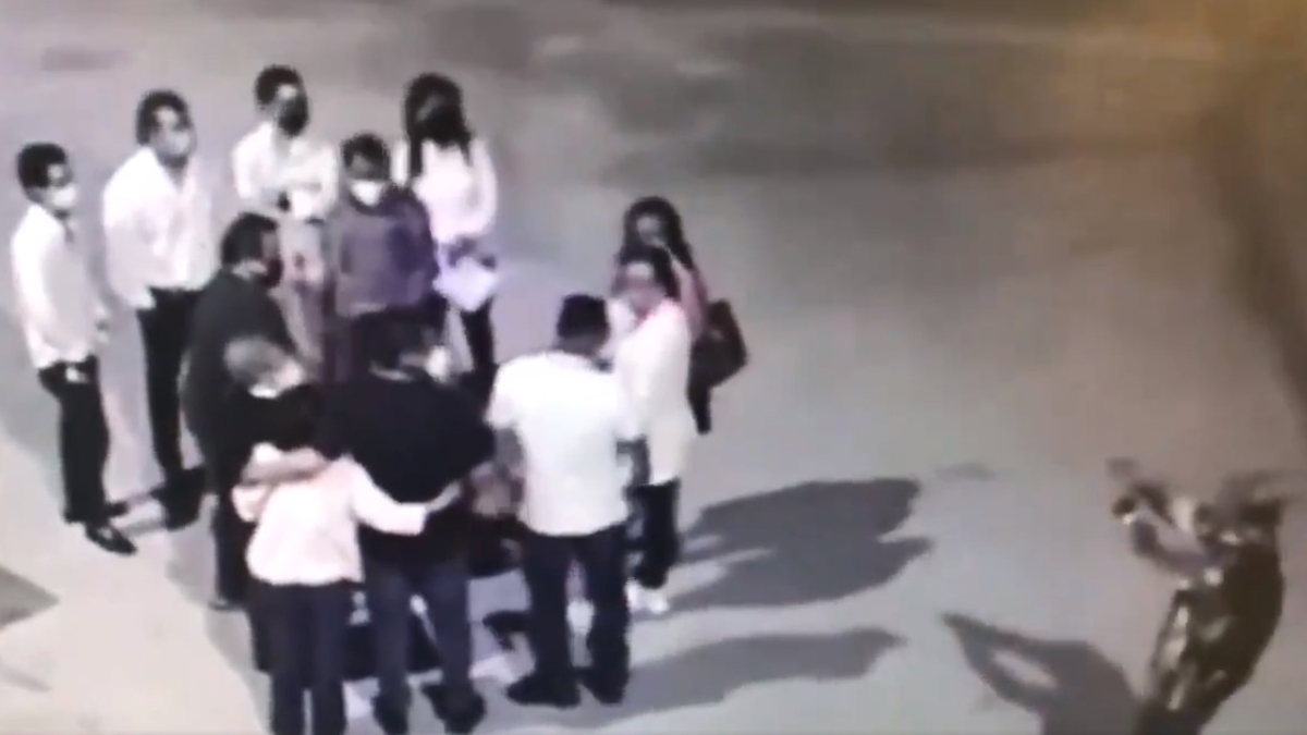 #Video Asaltan a punta de pistola en Monterrey a fieles afuera de iglesia