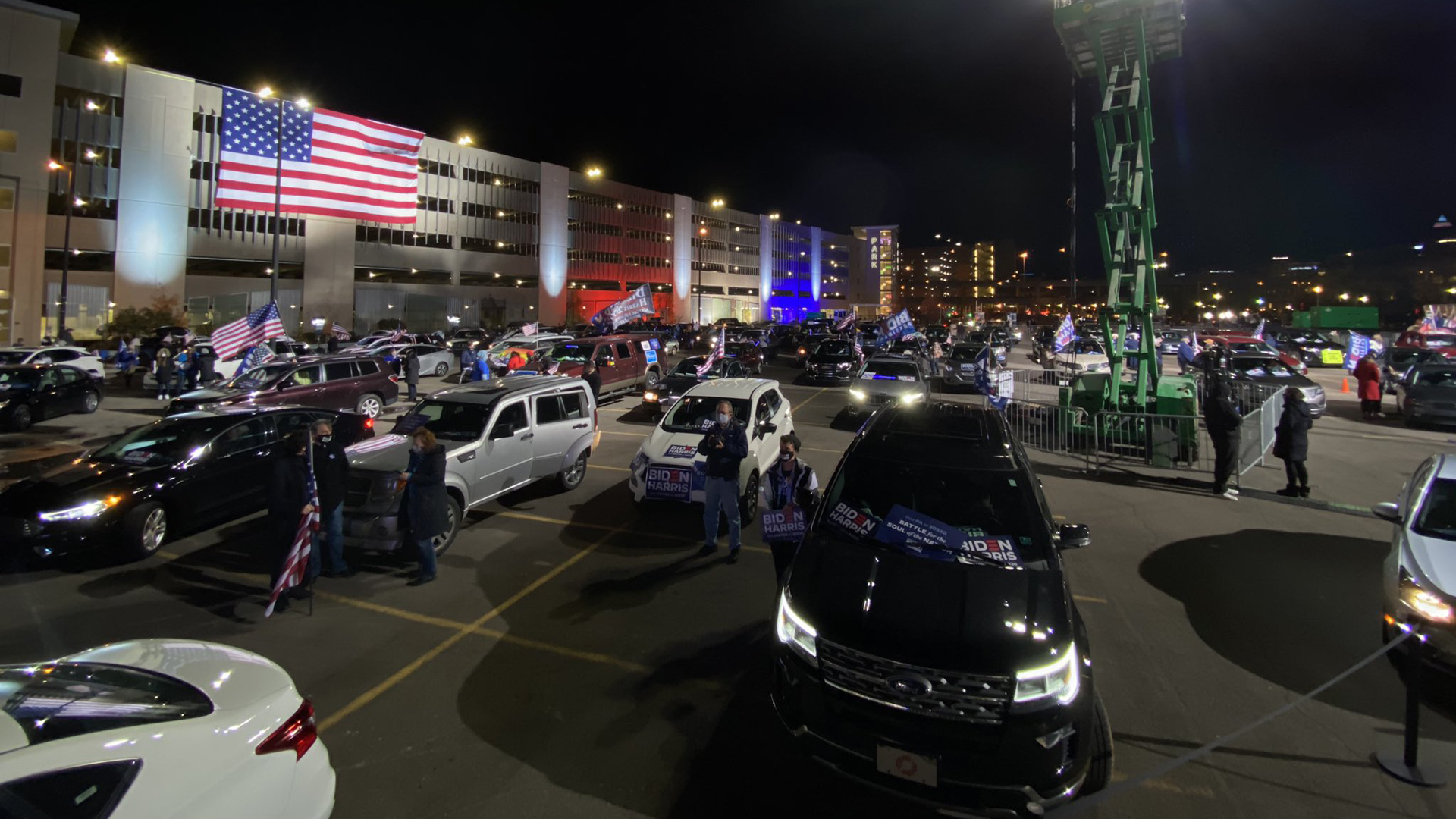 "Mañana podemos poner fin a la Presidencia que dividió EE.UU.", asegura Joe Biden - asistentes-a-mitin-de-joe-biden-en-pittsburgh-desde-sus-automoviles