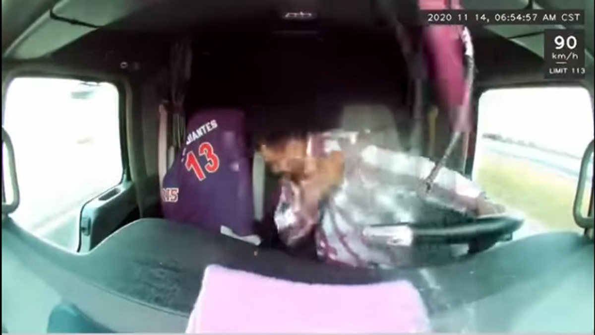 #Video Esquiva conductor de tráiler disparos sobre la Querétaro-Irapuato