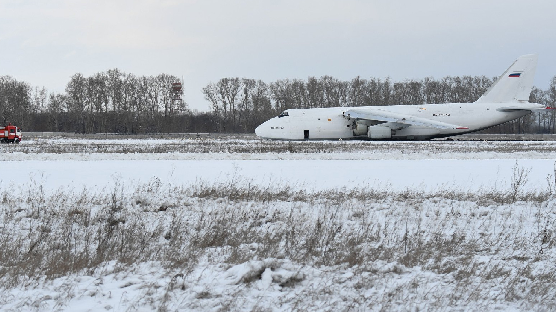 #Video Avión realiza aterrizaje de emergencia en Rusia; sobrepasa pista por falla en el motor