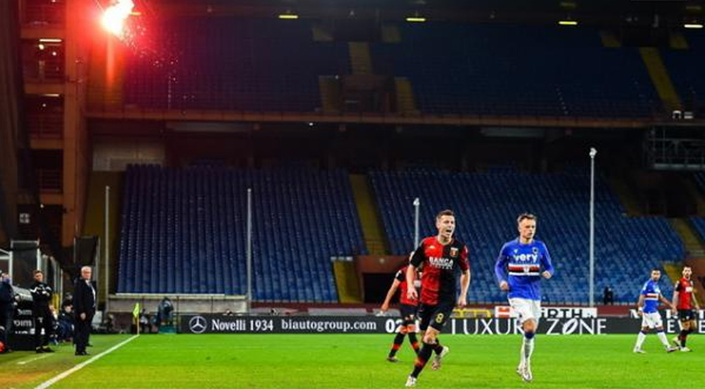 Bengala interrumpe partido entre Sampdoria y Génova en Serie A de Italia