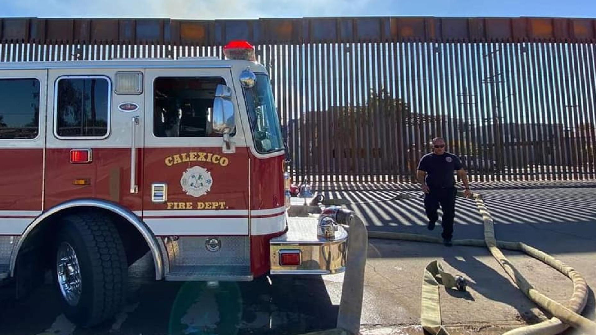 #Fotos Bomberos de EE.UU. atraviesan manguera por muro fronterizo para apagar incendio en Mexicali