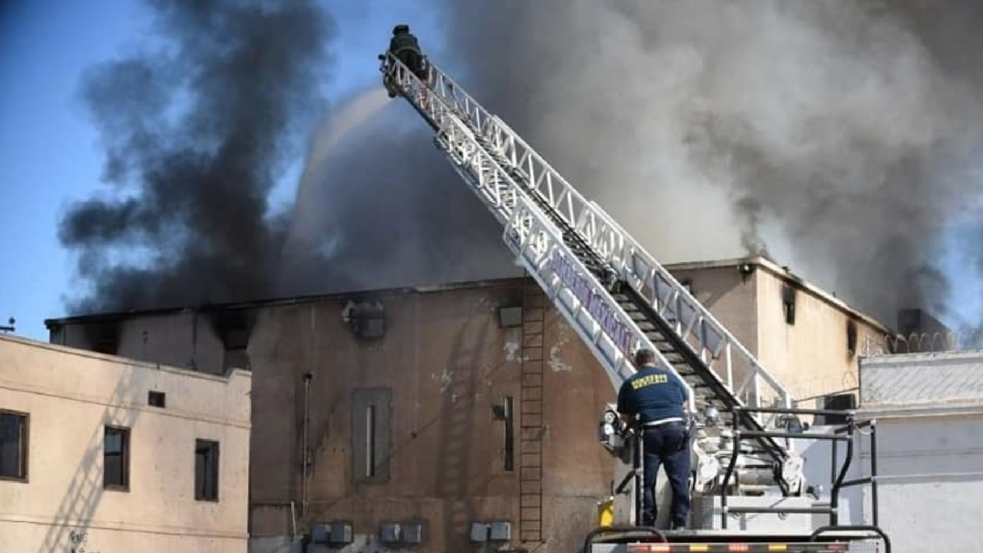 #Fotos Bomberos de EE.UU. atraviesan manguera por muro fronterizo para apagar incendio en Mexicali - bomberos-de-eeuu-atraviesan-manguera-por-muro-fronterizo-para-apagar-incendio-en-mexico1