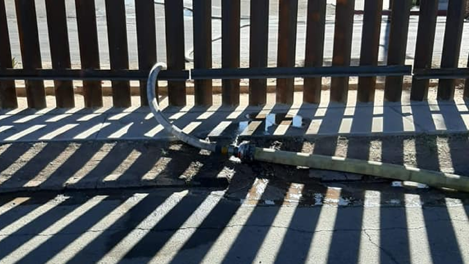 #Fotos Bomberos de EE.UU. atraviesan manguera por muro fronterizo para apagar incendio en Mexicali - bomberos-de-eeuu-atraviesan-manguera-por-muro-fronterizo-para-apagar-incendio-en-mexico2