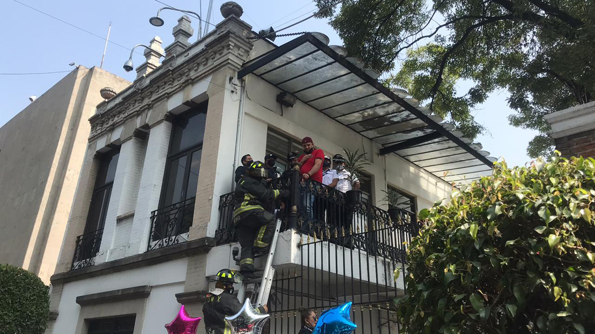 #Video Madre de joven asesinado escala rejas de Segob y se amarra a barandal - bomberos-de-la-cdmx-en-resguardo-de-manifestacion-de-la-senora-castillo