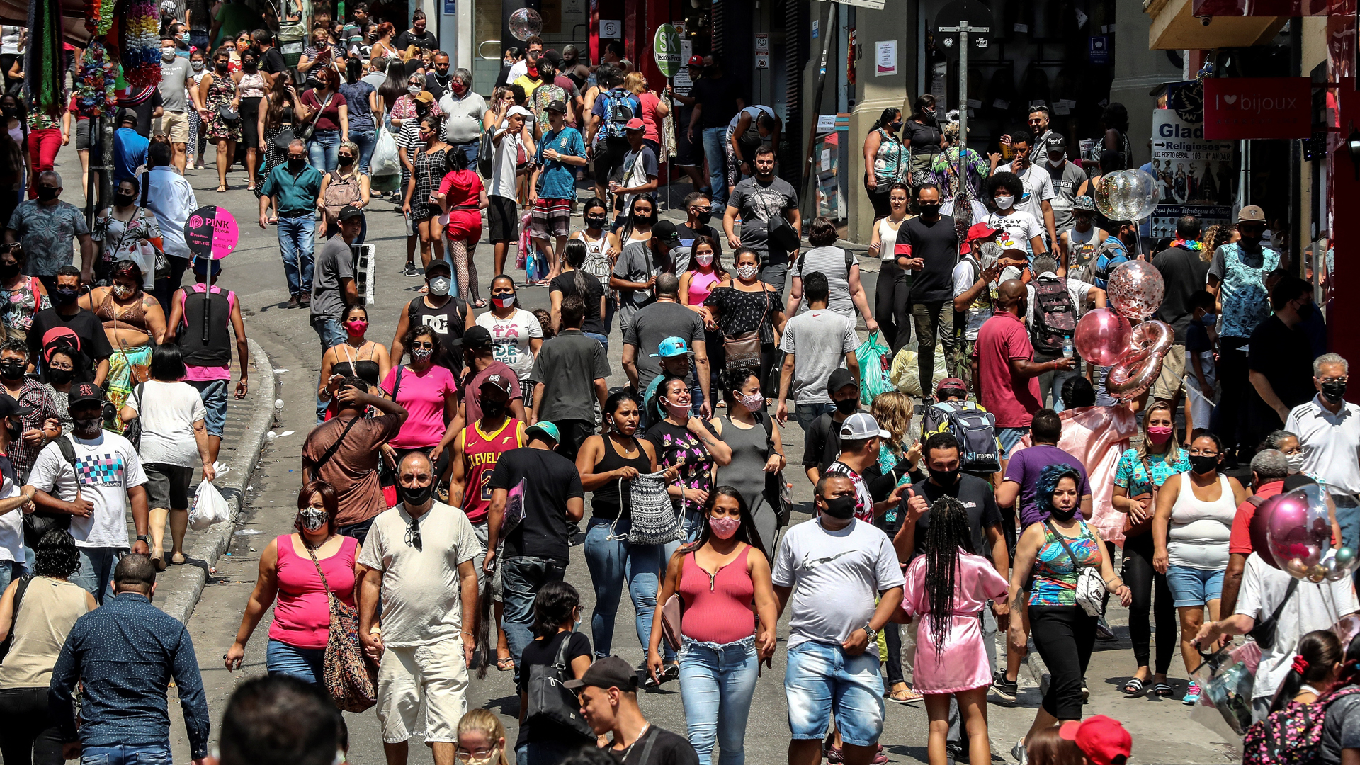 Brasil completa un año de pandemia con 250 mil muertes y 10 millones de casos - calles-abarrotadas-en-sao-paulo-brasil-durante-pandemai-de-covid-19