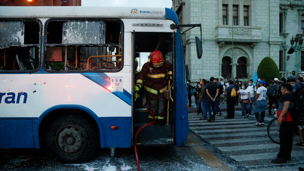 Queman un autobús frente al Palacio Nacional de Guatemala durante una manifestación