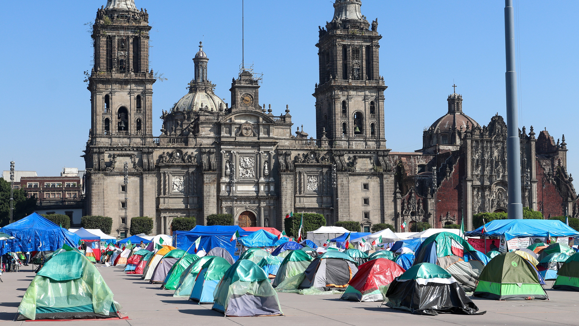 AMLO pide a FRENAAA resolver si se queda o no en el Zócalo