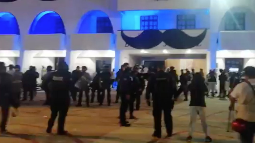 Celebra AMLO separación de cargos de mandos policiacos en Quintana Roo tras agresiones a manifestantes