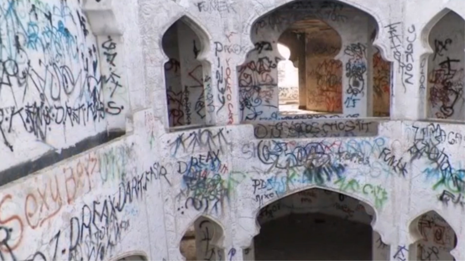 Continúa demolición de mansión de 'El Señor de los Cielos' en Hermosillo - casa-amado-carrillo-senor-de-los-cielos-2