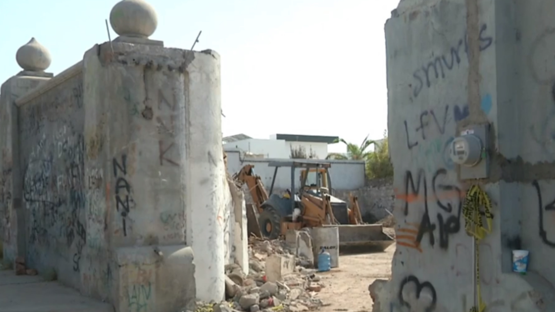Continúa demolición de mansión de 'El Señor de los Cielos' en Hermosillo - casa-amado-carrillo-senor-de-los-cielos-3