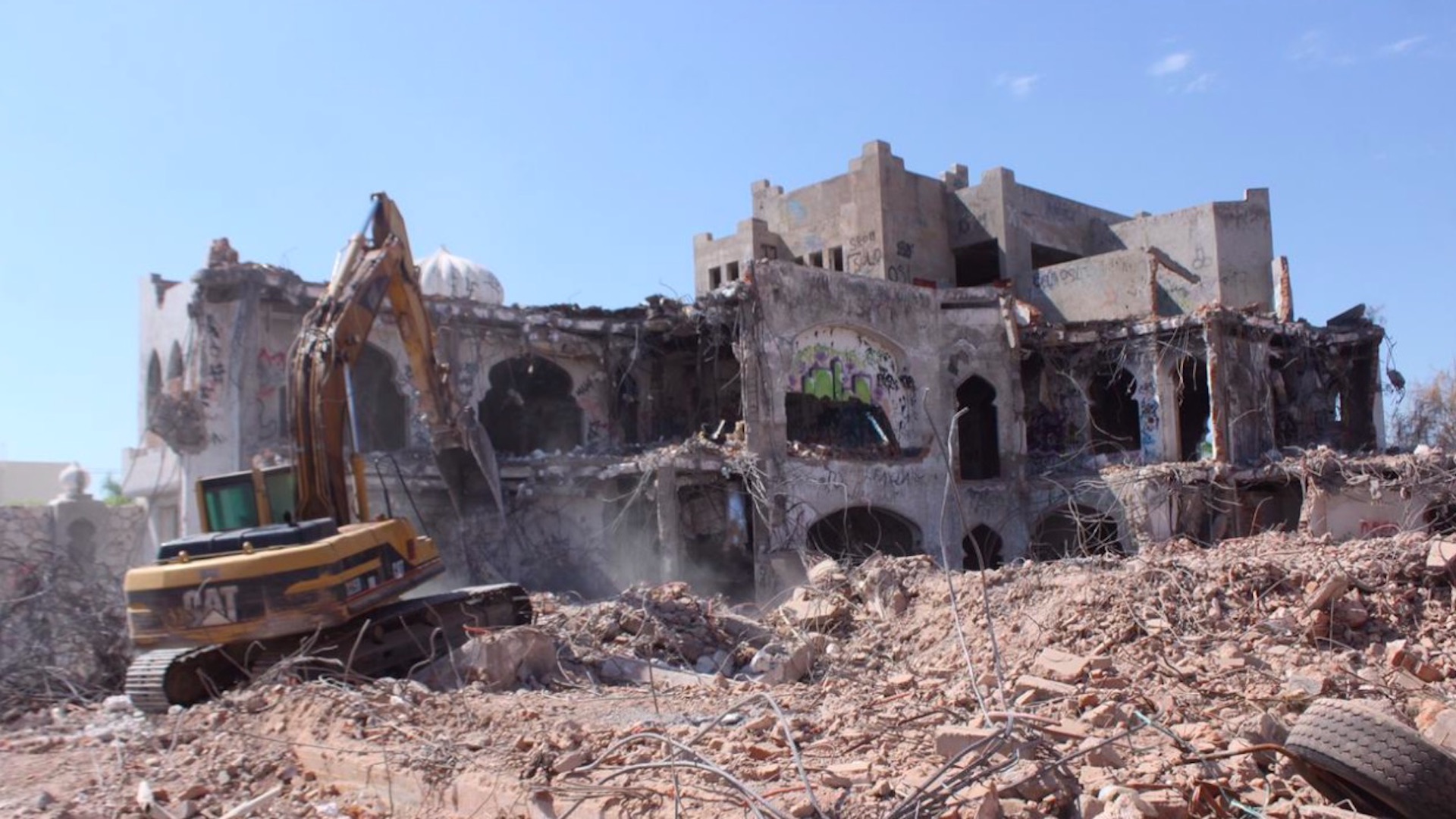 Continúa demolición de mansión de ‘El Señor de los Cielos’ en Hermosillo