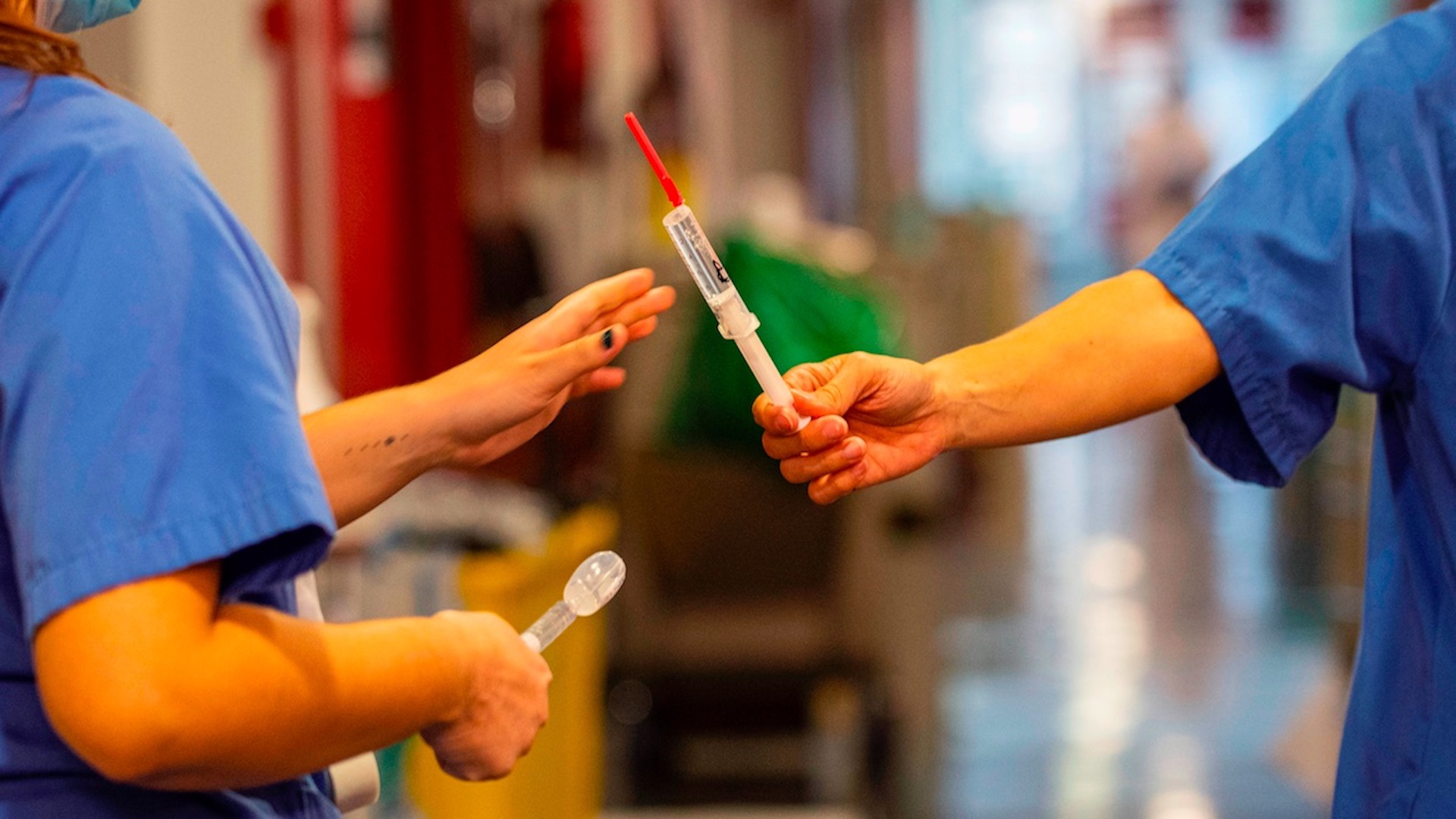 España comenzará vacunación voluntaria contra COVID-19 en enero